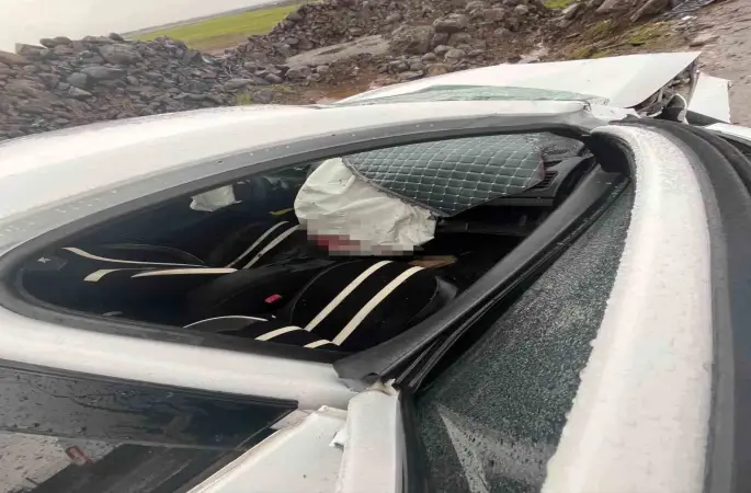 Şanlıurfa’da iki otomobil kafa kafaya çarpıştı: 8 yaralı
