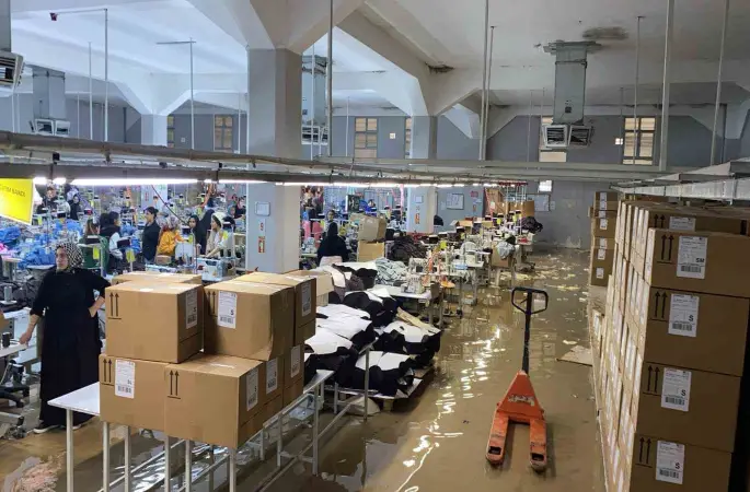 Şanlıurfa’da sağanak yağış fabrikayı göle çevirdi
