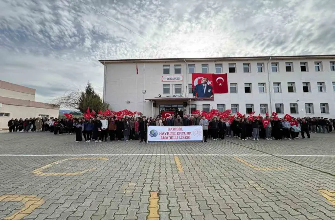 Sarıgöl’de öğrencilerden bayrağa anlamlı sahiplenme
