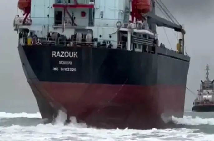 Sarıyer’de karaya oturan gemi kurtarıldı
