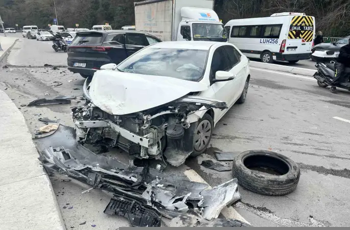 Sarıyer’de otomobil karşı şeride geçti, 4 araç birbirine girdi:  4 yaralı
