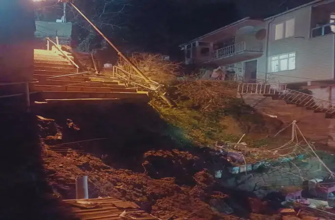 Sarıyer’de yağış nedeniyle bina yanındaki merdivenler çöktü: Mahalleli sokağa döküldü

