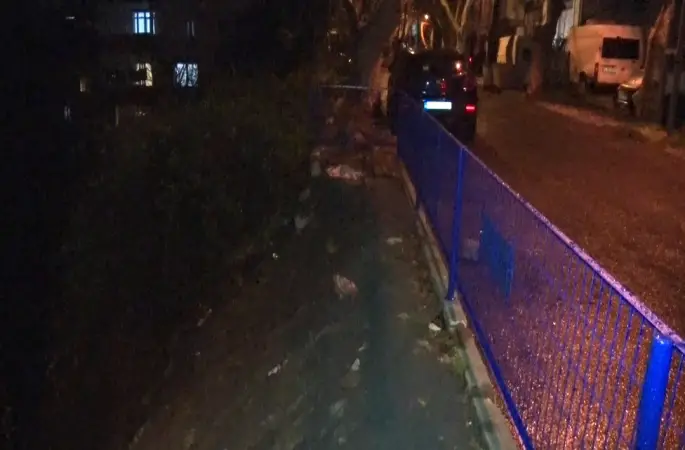 Sarıyer’de yağmur sebebiyle çöken kaldırıma belediye müdahale etmedi
