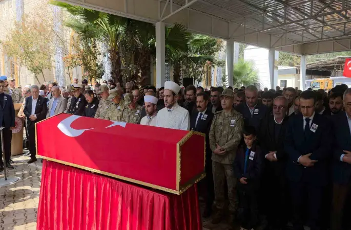 Şehidi, annesi ve kız kardeşleri gözyaşları içerisinde son yolculuğuna uğurladı
