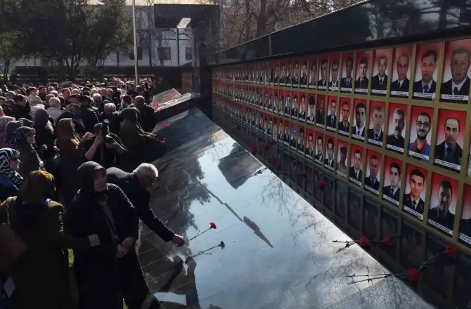 Şehit annelerinin evlat özlemi yürekleri dağladı: Fotoğraflarına bakıp dua ettiler
