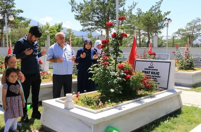 Şehitlikte arife günü hüzünlü buluşma
