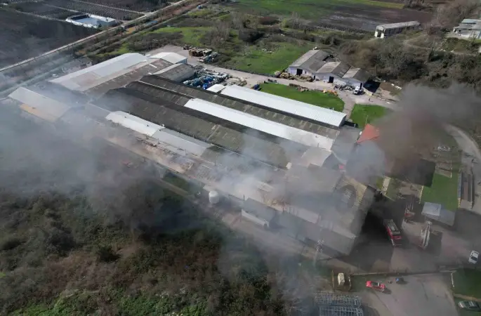 Şekerleme fabrikasında korkutan yangın: Ekipler seferber oldu
