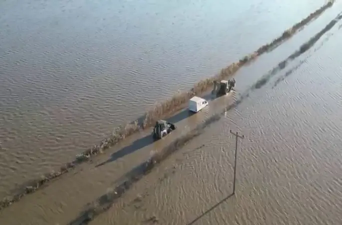 Sel sularında araçta mahsur kalan sürücü ekiplerce kurtarıldı
