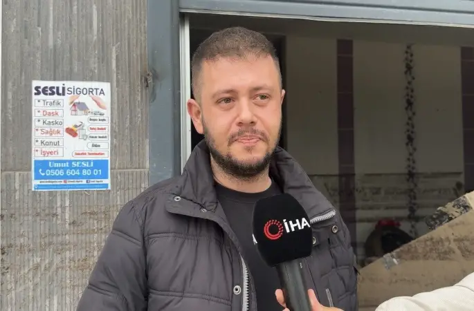 Sel sularında mahsur kalan anne kedi ve yavrularını esnaf kurtardı
