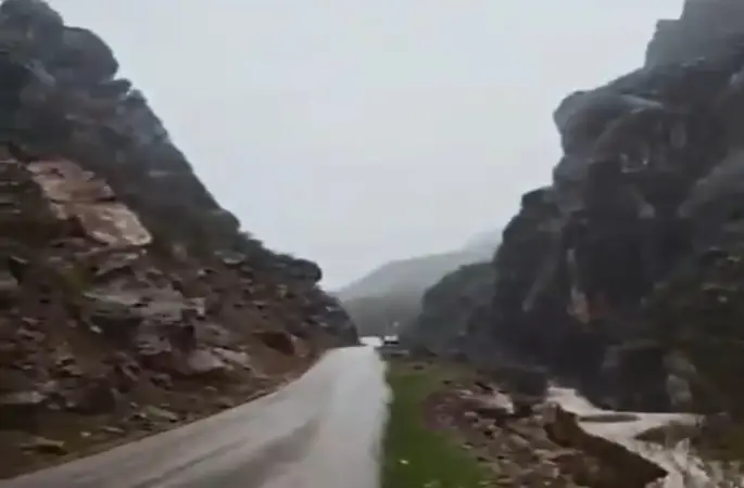 Şemdinli’de dev kaya parçası yolu ulaşıma kapattı
