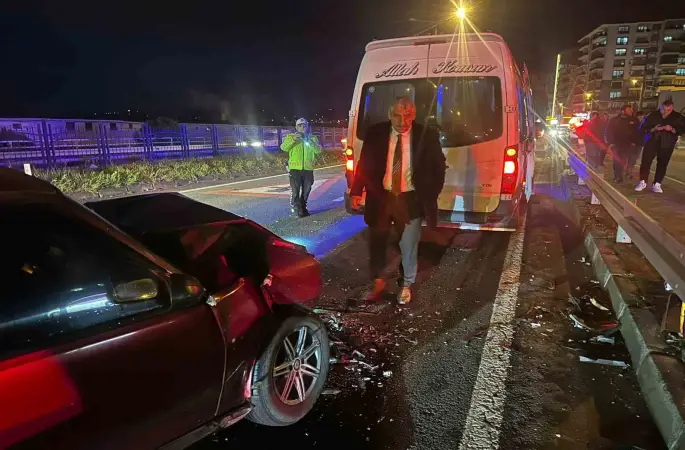 Servis minibüsü ile Tofaş otomobil çarpıştı: 1 yaralı
