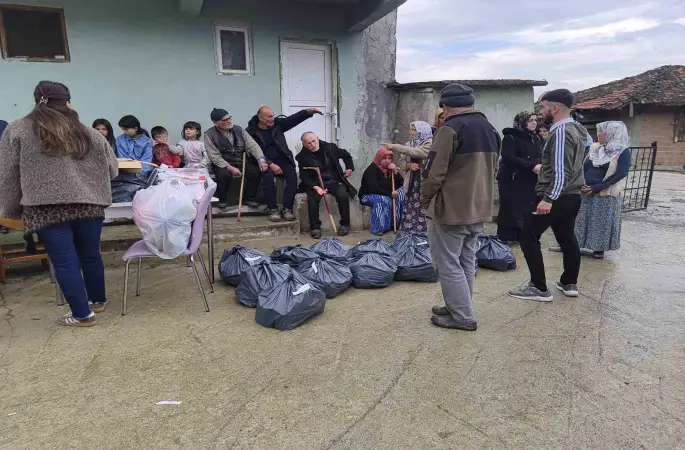 ’Sessiz’ mahalleye 3 kamyonluk yardım
