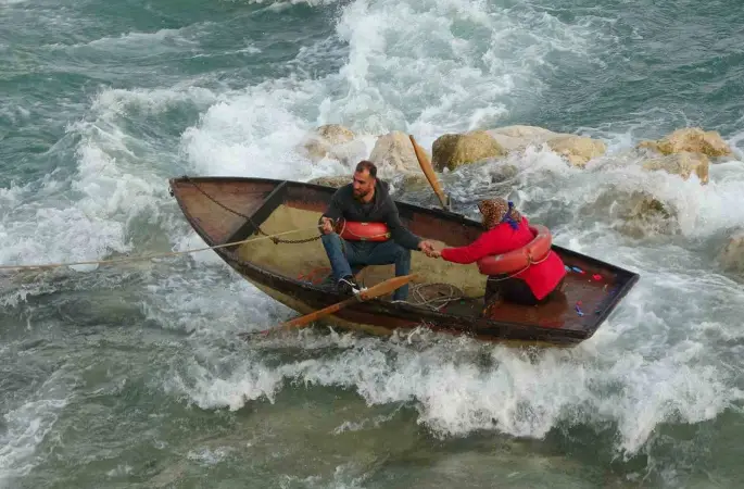 Seyhan Nehri’nde can pazarı: Ele ele tutuşup yardım beklediler
