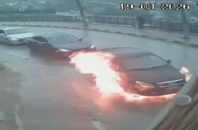 Seyir halindeki otomobil alev topuna döndü
