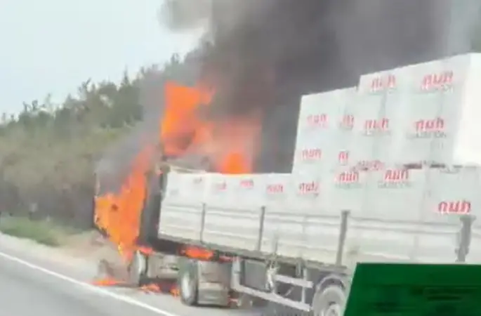 Seyir halindeki tır alevlere teslim oldu
