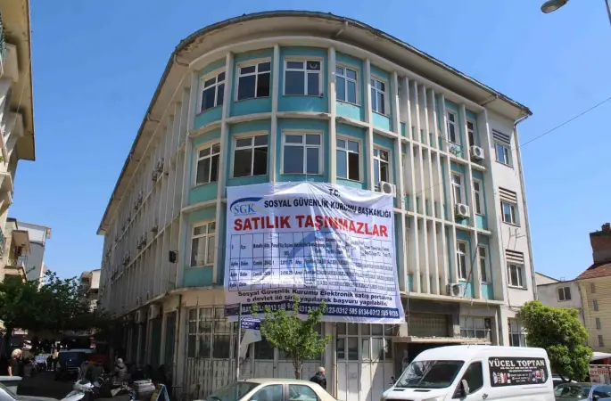 SGK’nın şehir merkezindeki tescilli binası ilan panosuna döndü
