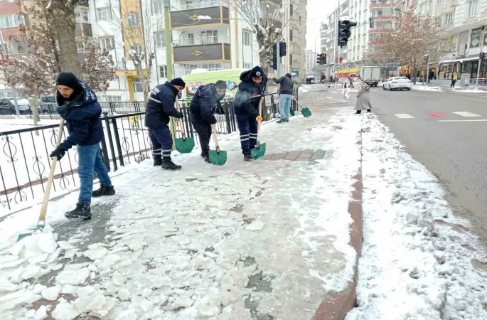 Siirt Belediyesinin karla mücadele çalışmaları aralıksız devam ediyor
