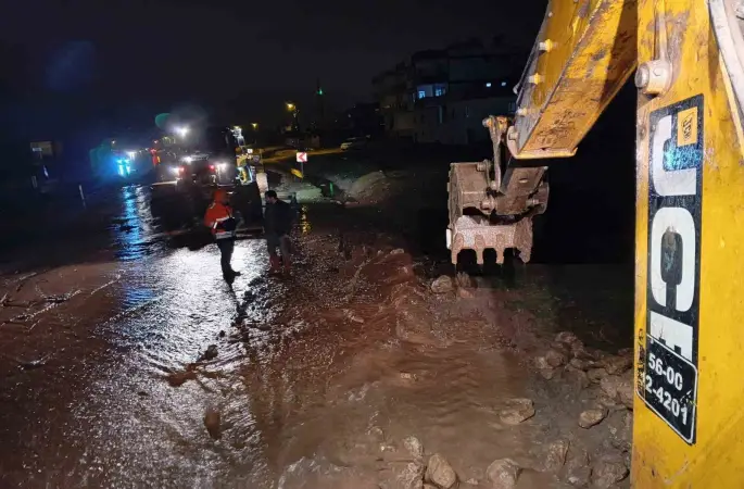 Siirt Valiliği: "Kurtalan’da sel ve taşkınlara 21 araç ve 59 personel ile müdahale edildi"
