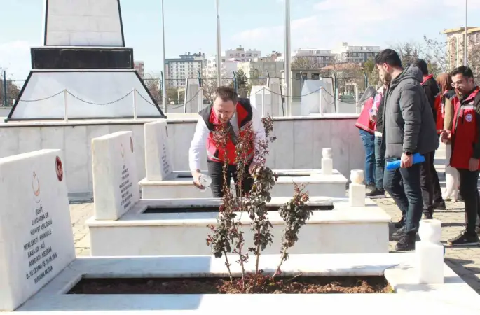 Siirt’te bayram öncesi şehitliklerde bakım, onarım ve temizlik seferberliği

