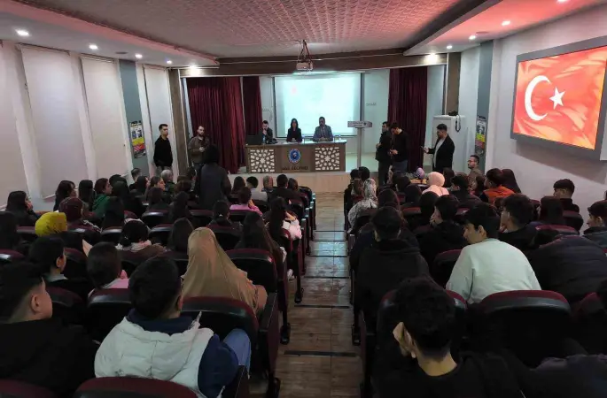 Siirt’te cumhuriyet savcıları lise öğrencilerini ‘dolandırıcılık’ konusunda bilgilendirdi
