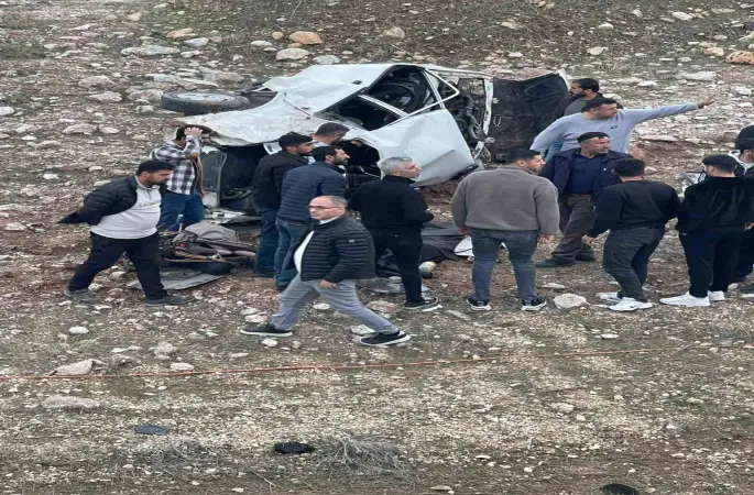 Siirt’te devrilen otomobil hurdaya döndü: 3 ağır yaralı
