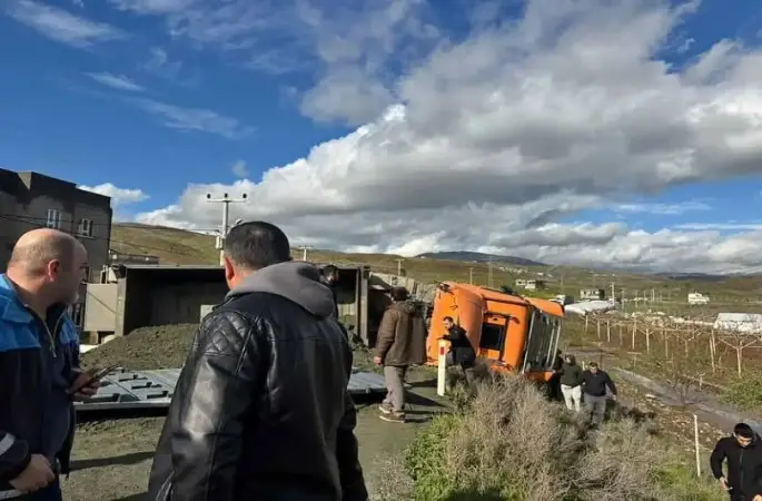 Siirt’te kamyon devrildi: Uzun araç kuyruğu oluştu
