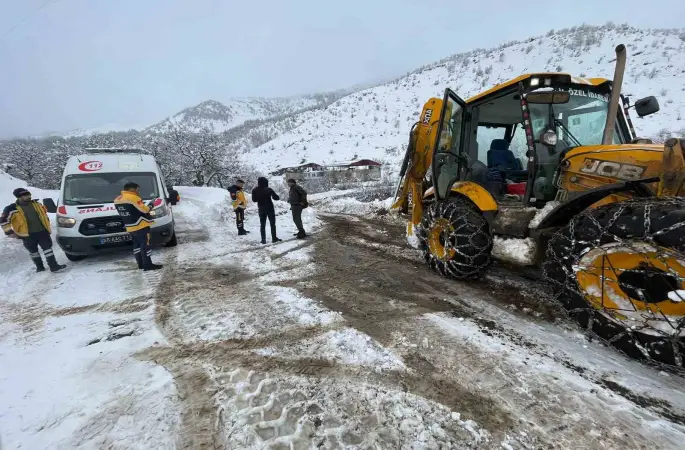 Siirt’te kar nedeniyle mahsur kalan hastalar hastaneye ulaştırıldı

