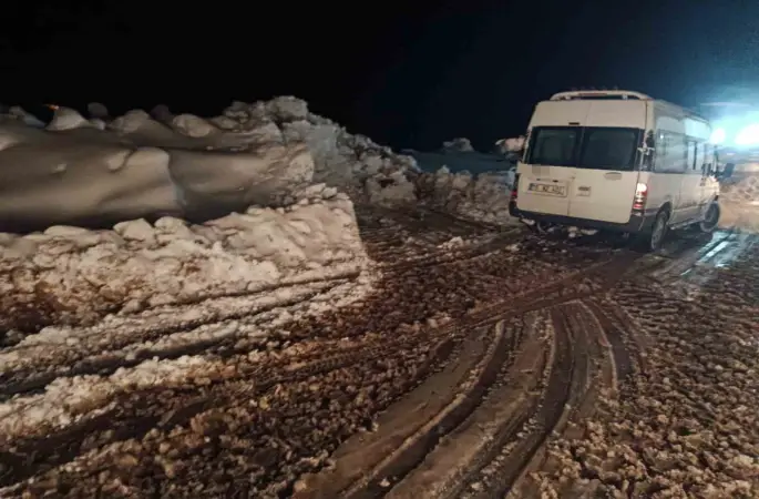 Siirt’te kar ve heyelan ulaşımı aksattı. Mahsur kalan vatandaşlar kurtarıldı
