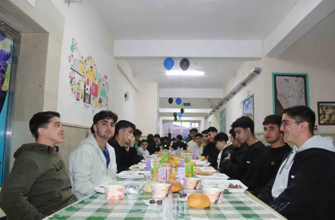 Siirt’te öğrenciler ve öğretmenler iftar sofrasında buluştu

