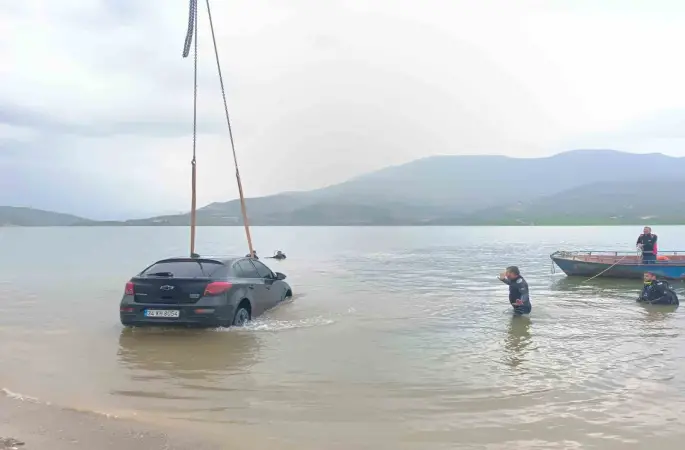 Siirt’te otomobil baraj gölüne düştü

