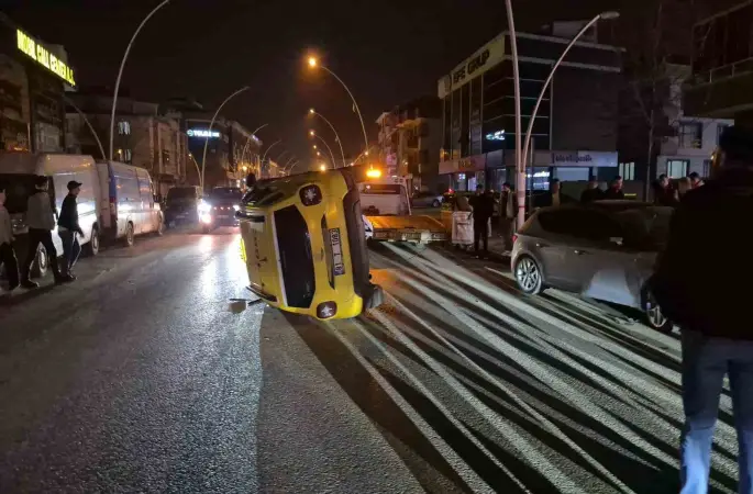 Sıkışan trafikte kontrolden çıkan taksi yan yattı

