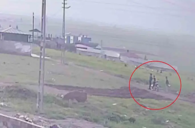 Silahla çevreye defalarca ateş eden 3 çocuğun hayrete düşüren anları kamerada
