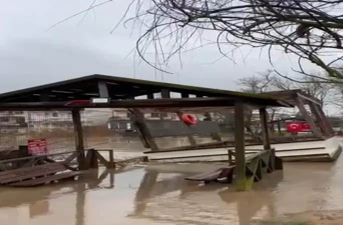 Şile’de sağanak su baskınlarına neden oldu
