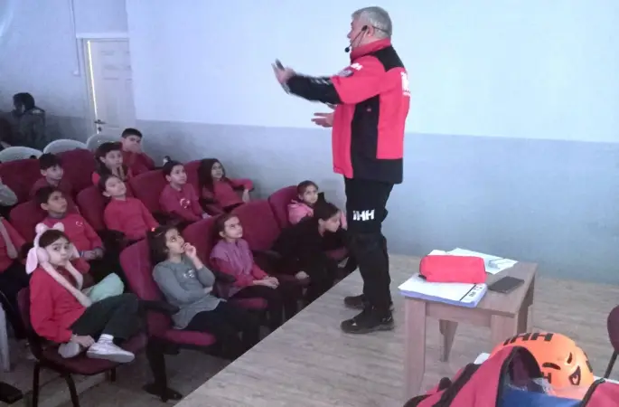 Simav’da öğretmen ve öğrencilere Okul Afet Farkındalık eğitimi verildi
