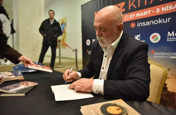 Sinema oyuncusu Ercan Kesal, Kepez Kitap Fuarı’nda okumanın önemine dikkat çekti
