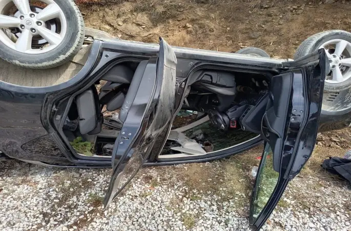 Sinop’ta kontrolden çıkan araç takla attı
