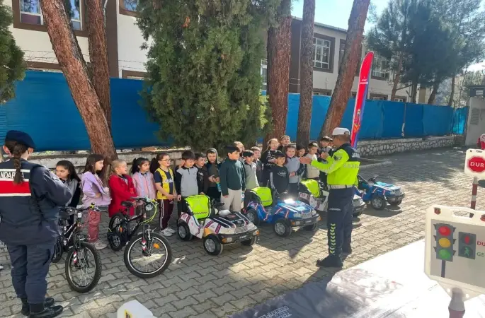 Sinop’ta minikler trafiği eğlenerek öğrendi
