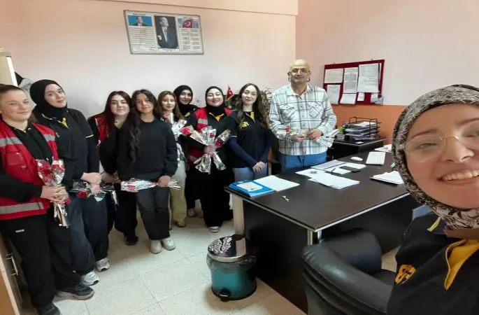 Sinop’ta öğrencilerden öğretmenlere çiçek
