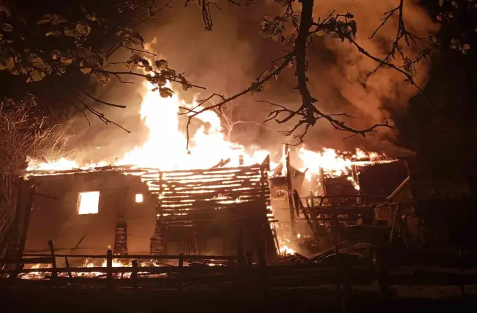 Sinop’ta yangın: 2 katlı ev, ahır, ambar kül oldu

