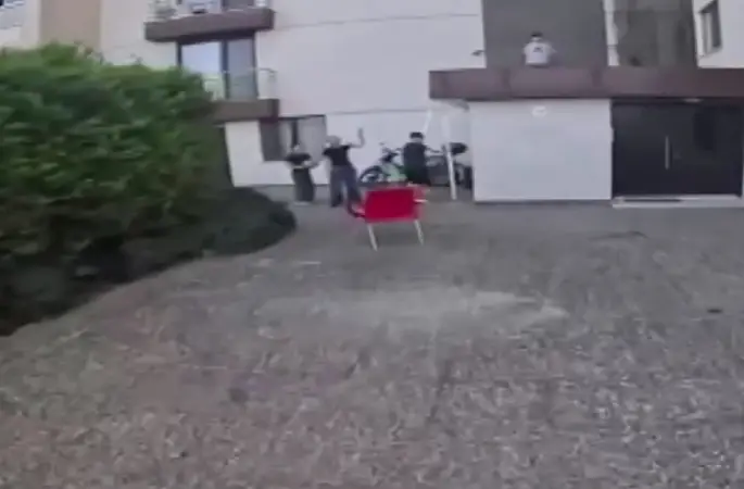 Siparişe gitti, kahraman oldu: Çatıda mahsur kalan çocuğu kurye kurtardı
