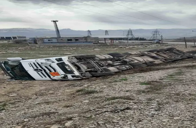 Şırnak’ta atık su tankeri devrildi, sürücü yaralandı
