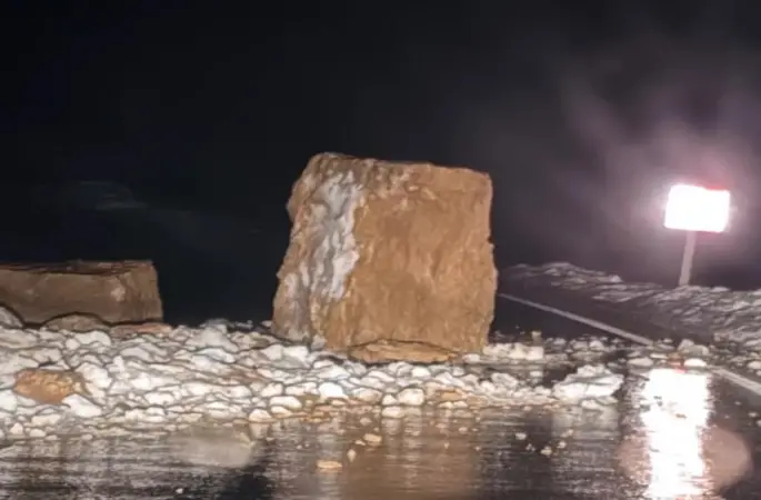 Şırnak’ta dev kayalar yolu kapattı
