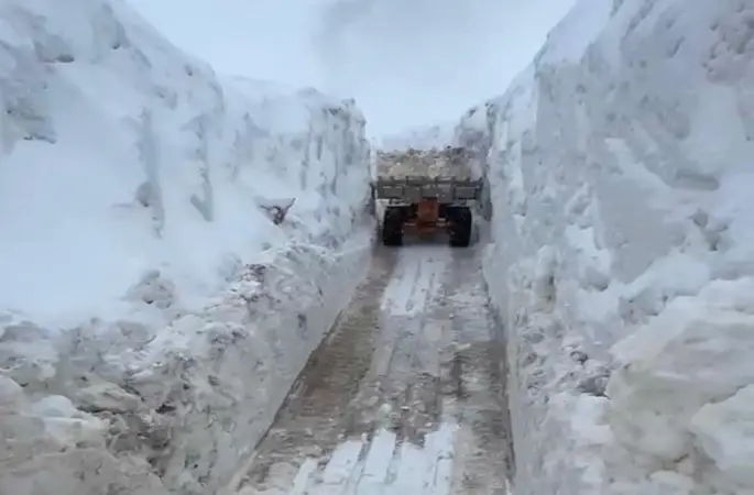 Şırnak’ta karlar arasındaki 2.5 kilometrelik "açık hava tüneli"
