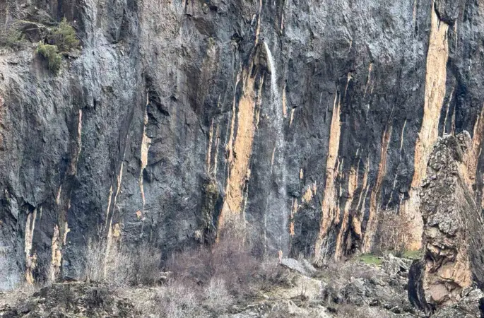 Şırnak’ta kayanın içinden dökülen sular hayran bırakıyor
