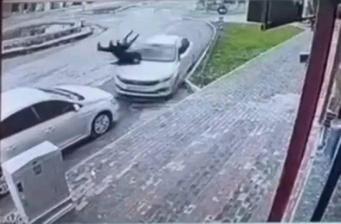 Şırnak’ta otomobil yayalara çarptı: 2 yaralı
