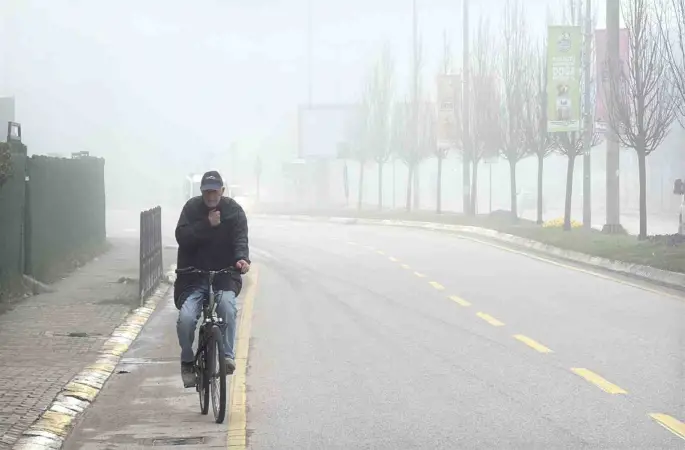 Sis şehri etkisi altına aldı, görüş mesafesi 10 metreye kadar düştü
