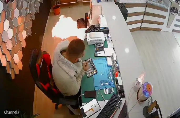 Şişen telefon bataryası bomba gibi patladı
