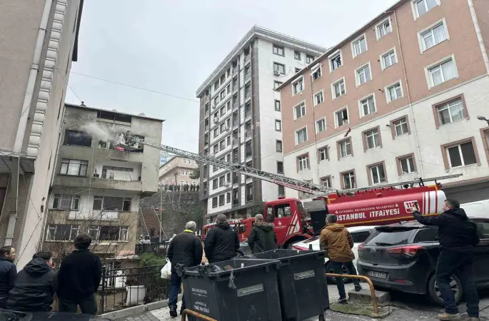 Şişli’de 5 katlı binada korkutan yangın
