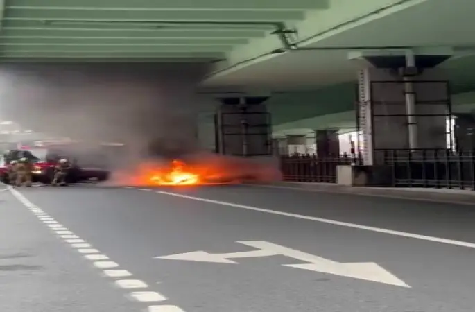 Şişli’de seyir halindeki otomobil alev alev yandı
