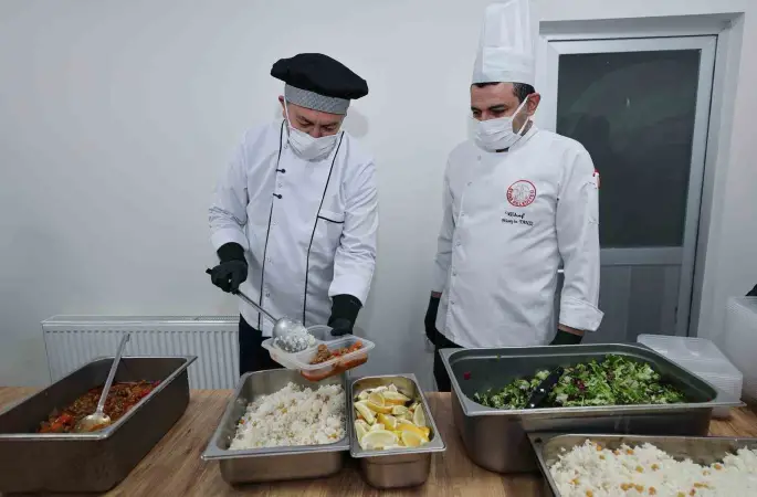 Sivas Belediyesi her gün 400 ihtiyaçlı ailenin iftar sofrasını kuruyor
